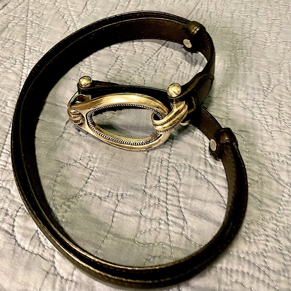 Unisex belt adjustable in black genuine leather belt with a silver clasp buckle